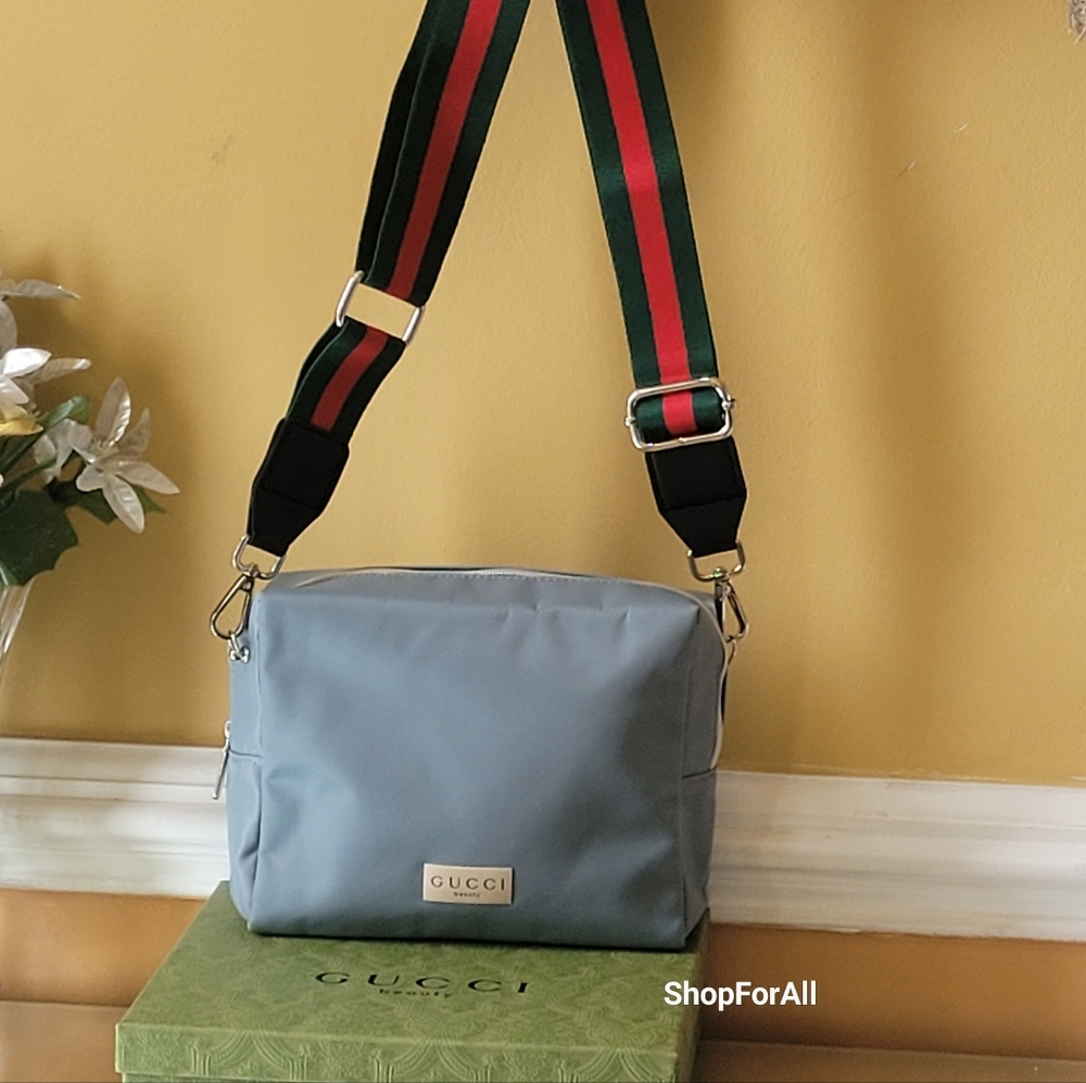 Gucci Green Toiletry Bag with Structured Shape and Gold Hardware - Picture 3 of 16